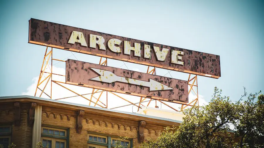 Street sign saying Archive pointing in a direction